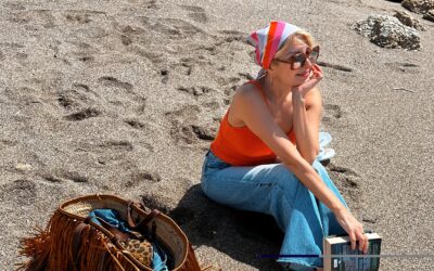 Από τις κοσμοπολίτικες παραλίες μέχρι τις βόλτες στην πόλη, τα μαντήλια στο κεφάλι είναι το απόλυτο it accessory του καλοκαιριού που μεταμορφώνει αμέσως ακόμα και το πιο απλό look.