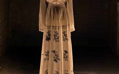 Haute Première – Υψηλή Μοδίστρα: Ένας ύμνος στις γυναίκες της βελόνας, γεννημένος από τη Μαρία Διαμάντη στη σιωπή της καραντίνας